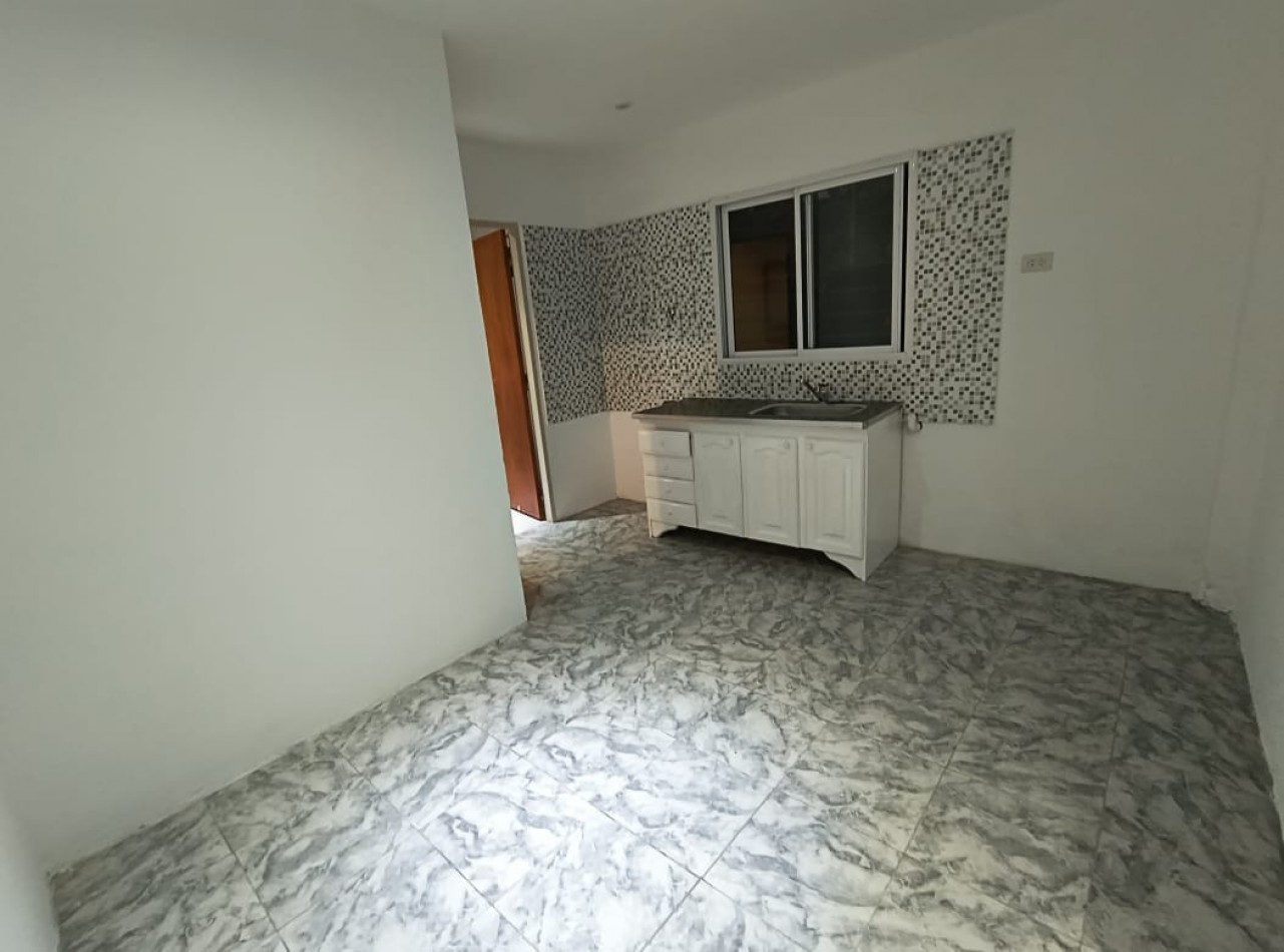 CASA AMERICANA 3 AMB. C/JARDIN Y COCHERA