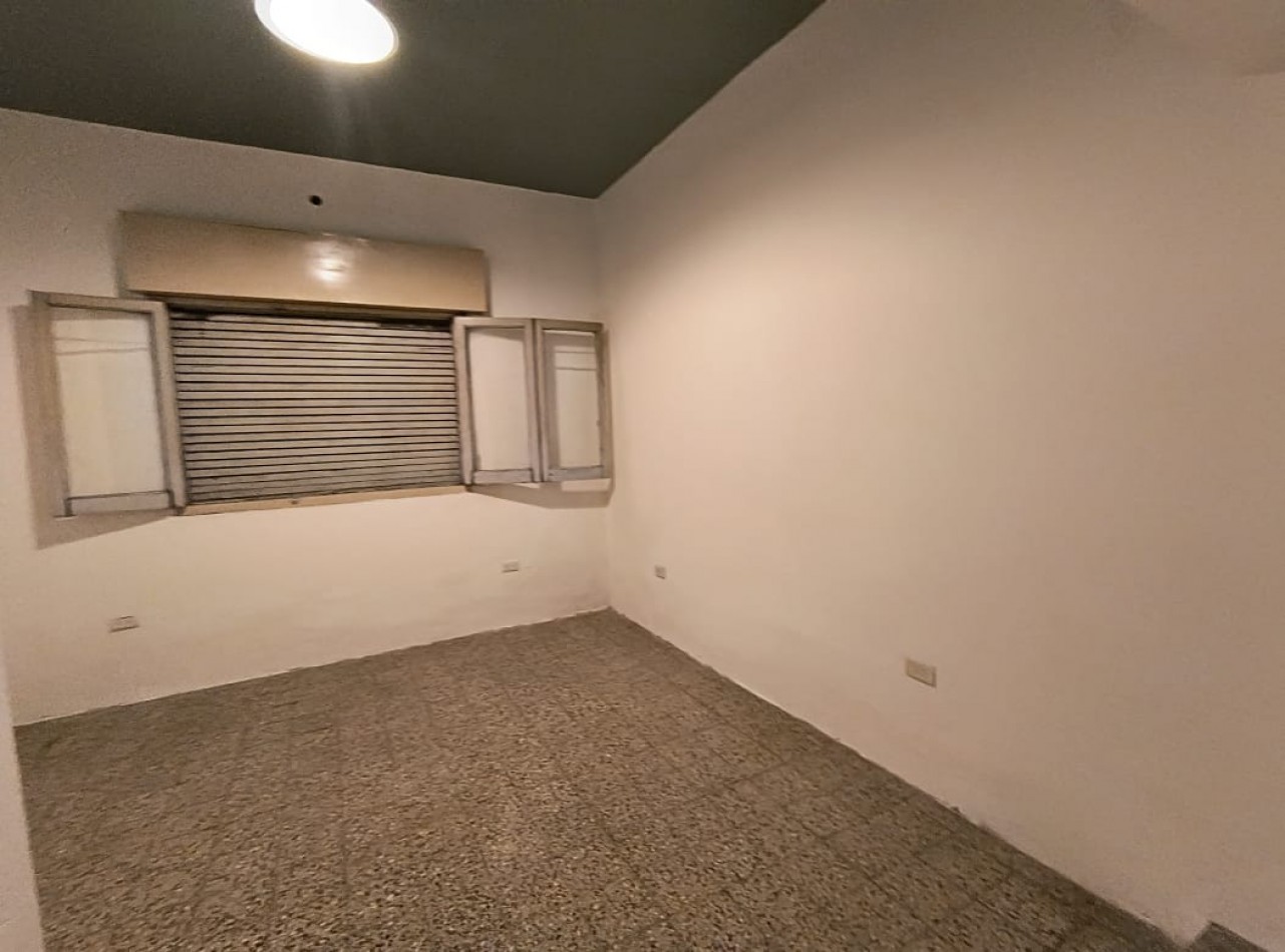 CASA AMERICANA 3 AMB. C/JARDIN Y COCHERA