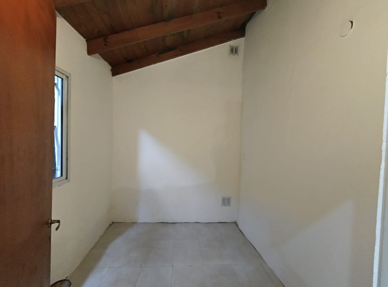CASA AMERICANA 3 AMB. C/JARDIN Y COCHERA