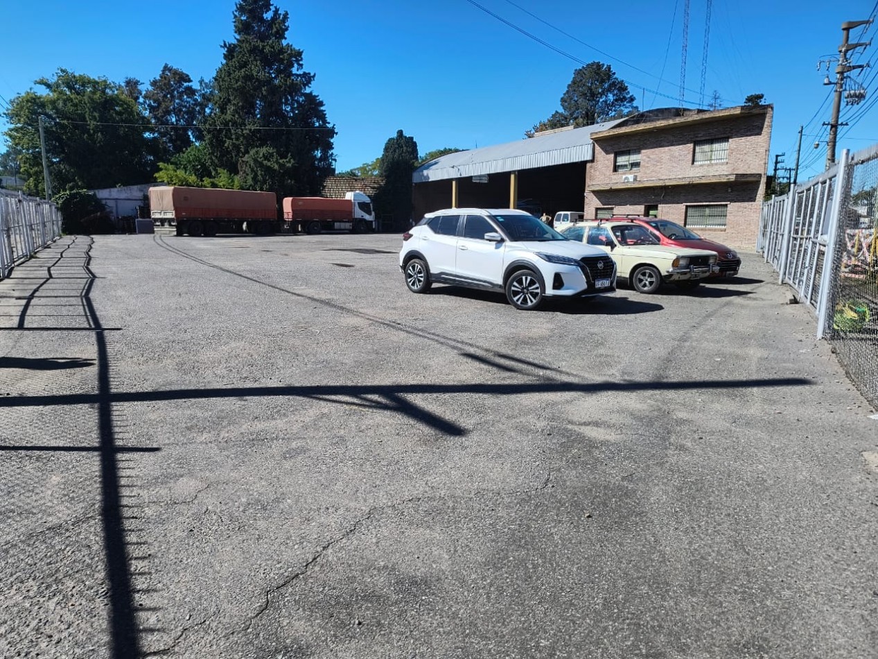 EXCLUSIVO PREDIO SOBRE RUTA 8- LOTE ESQUINA 1.800 M2. GALPON 570 M2. UNICO!!!