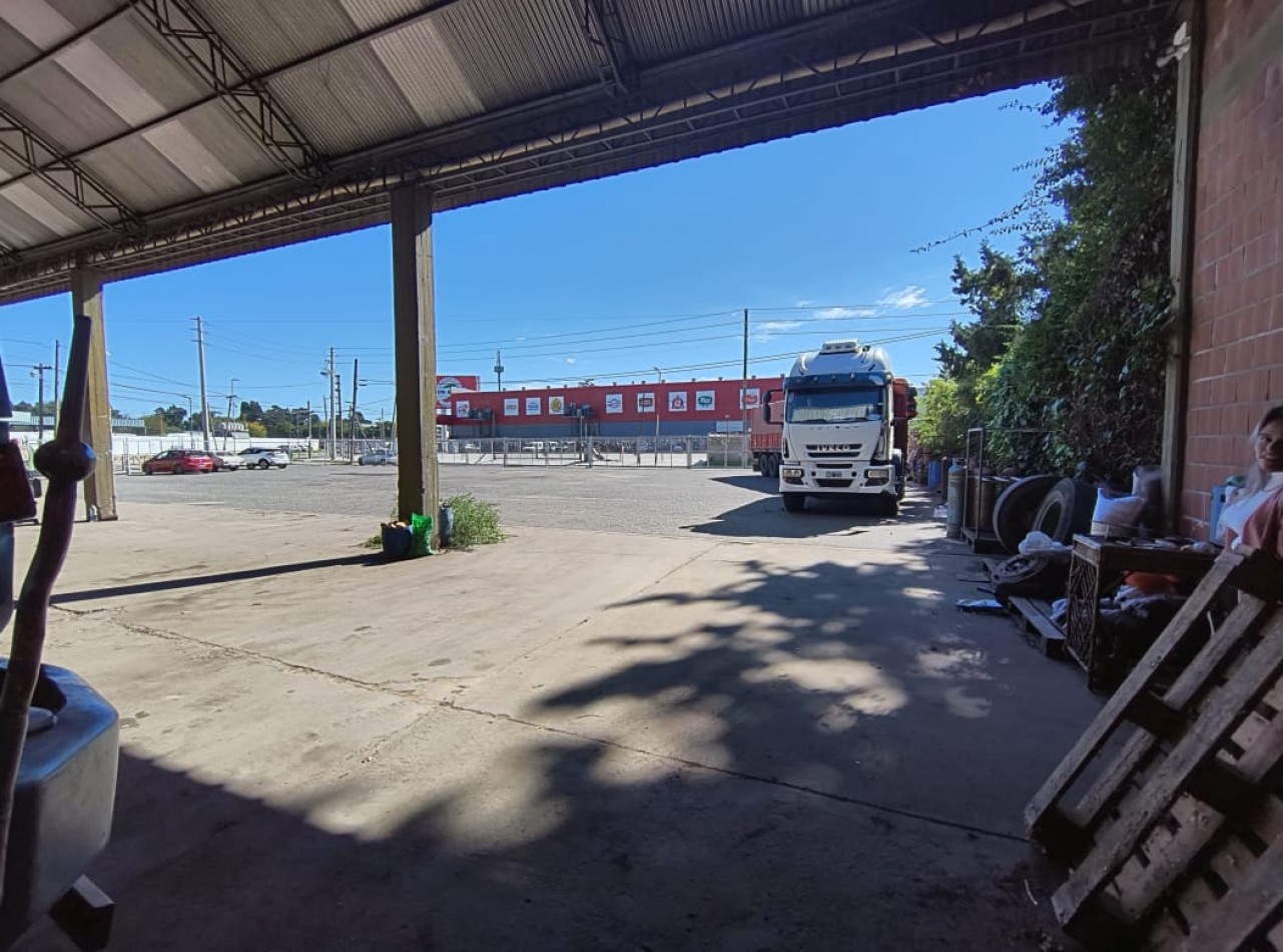 EXCLUSIVO PREDIO SOBRE RUTA 8- LOTE ESQUINA 1.800 M2. GALPON 570 M2. UNICO!!!