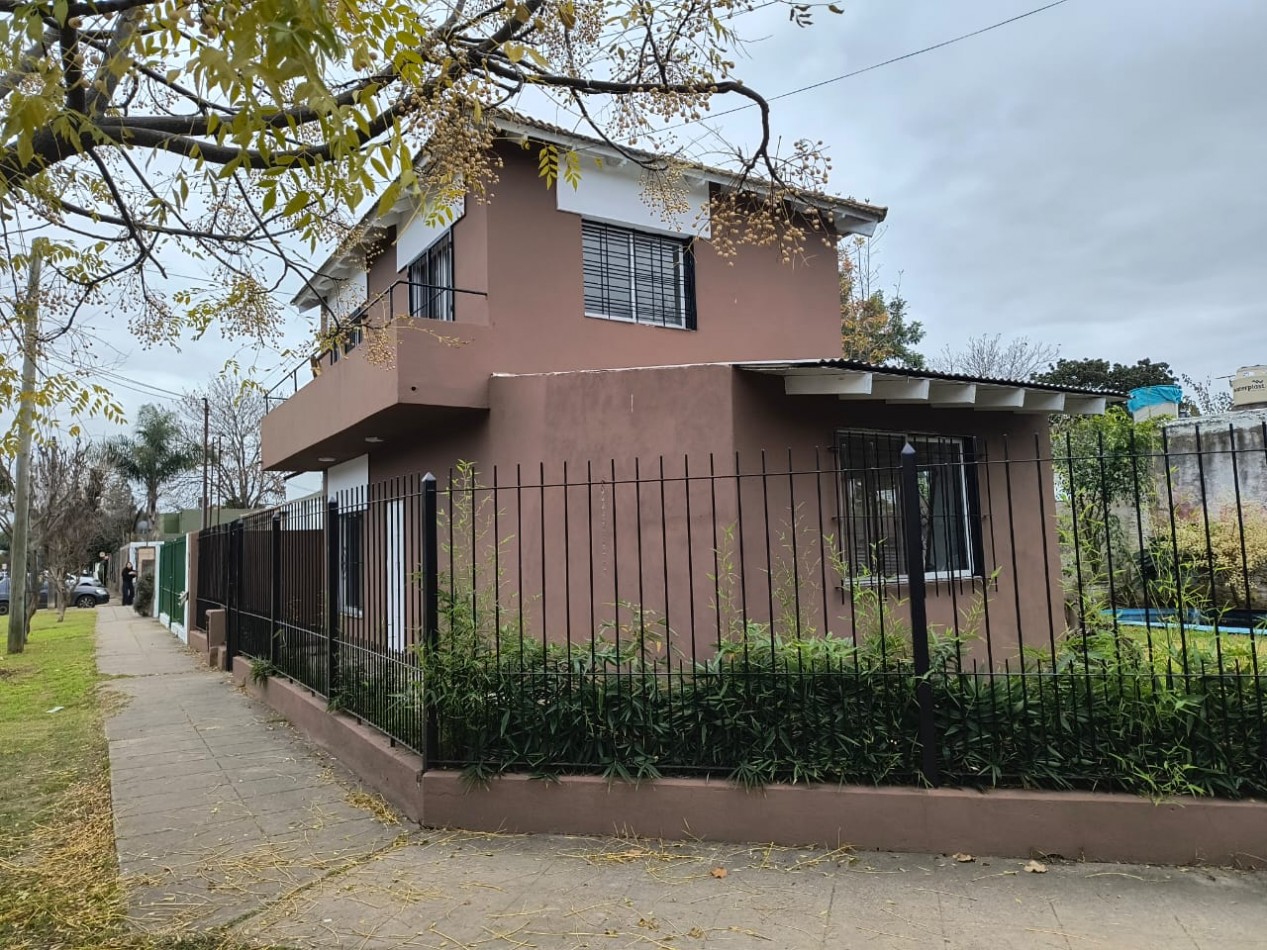 CASA 3 AMB. 2 PLANTAS C/ PARQUE Y ENTRADA DE AUTO