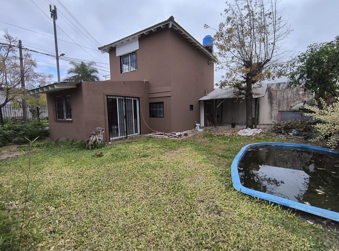 CASA 3 AMB. 2 PLANTAS C/ PARQUE Y ENTRADA DE AUTO