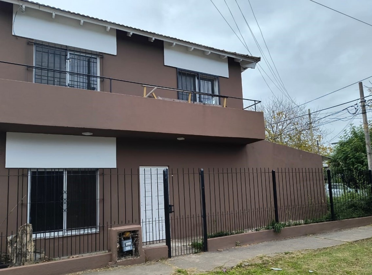 CASA 3 AMB. 2 PLANTAS C/ PARQUE Y ENTRADA DE AUTO