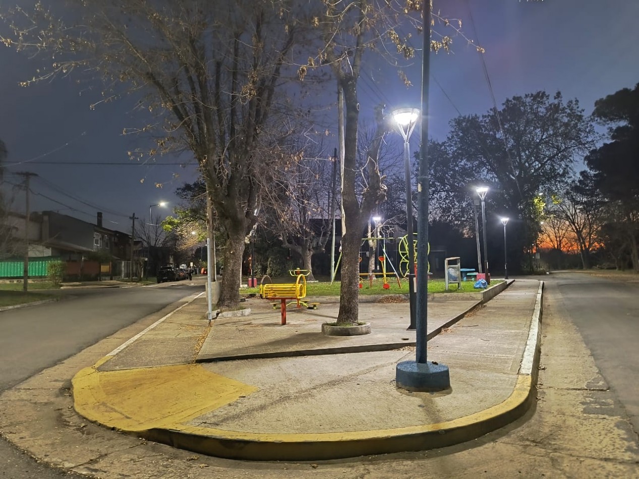 CASA 3 AMBI. C/ ENTRADA P/ DOS AUTOS Y JARDIN