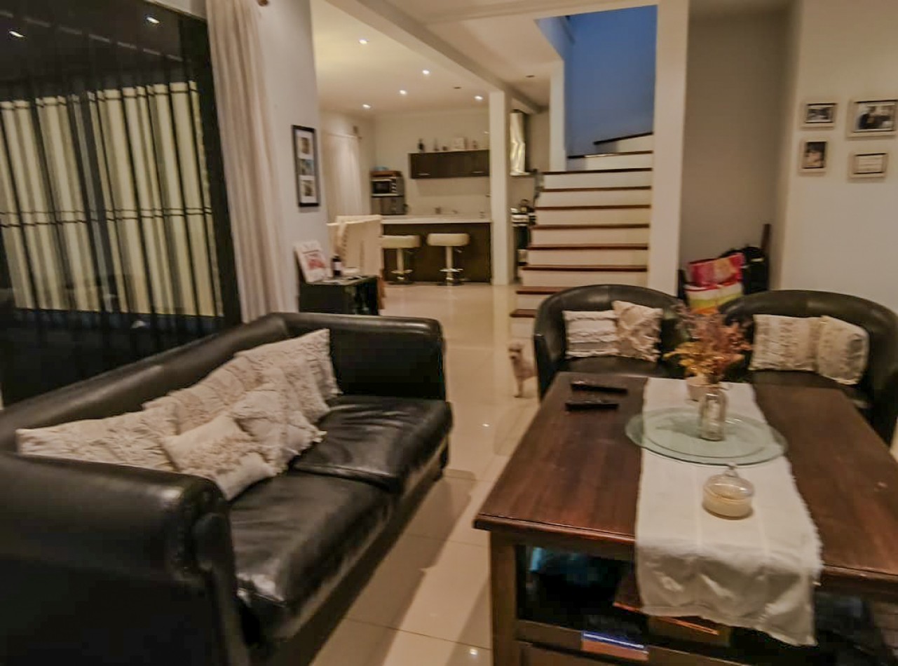 CHALET 4 AMB. 2 PLANTAS C/ PARQUE, PISCINA Y GARAGE P/2 AUTOS