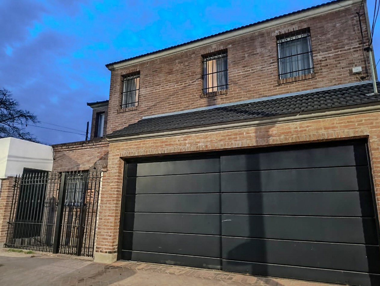 CHALET 4 AMB. 2 PLANTAS C/ PARQUE, PISCINA Y GARAGE P/2 AUTOS