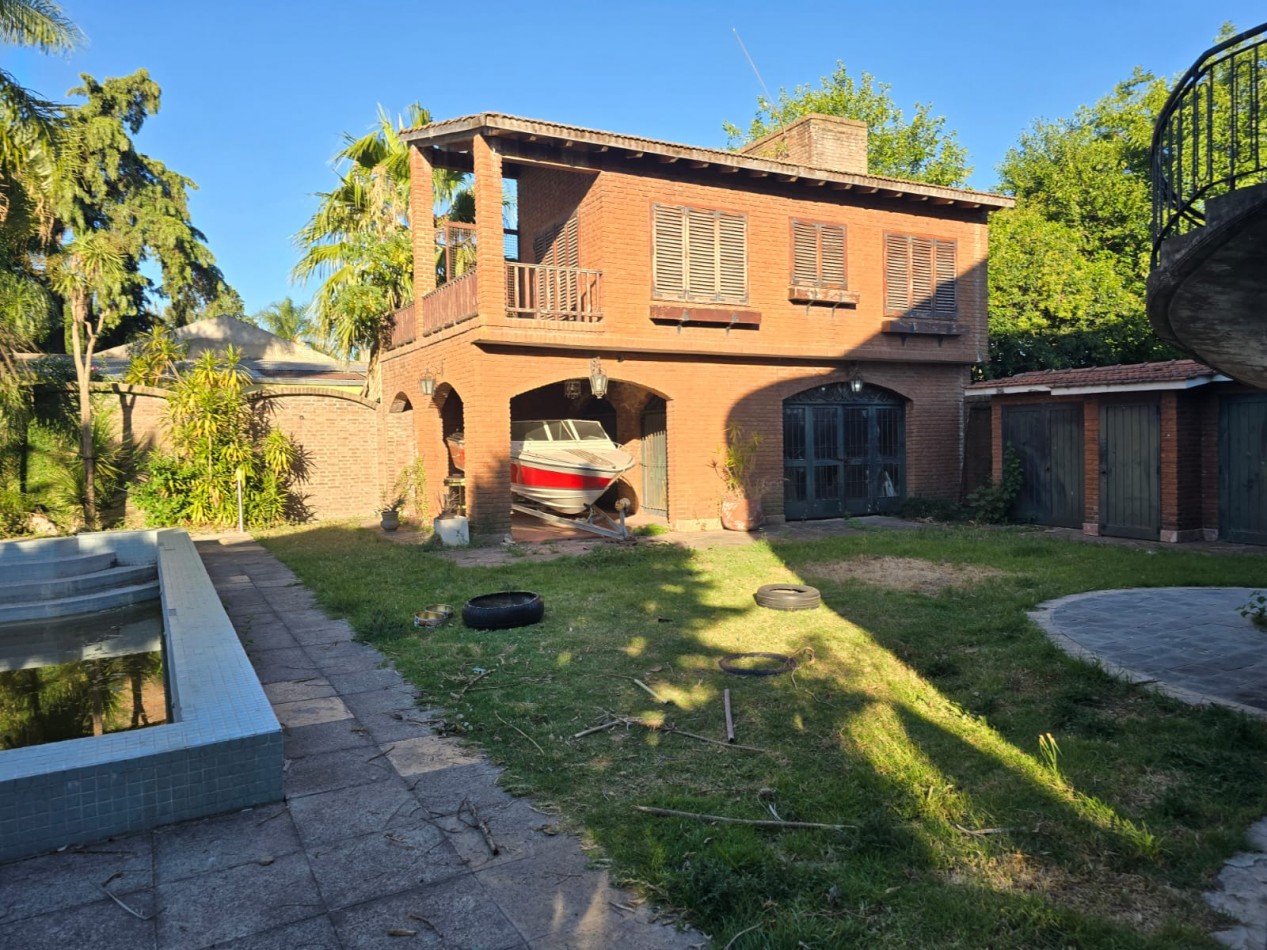 EXCELENTE CASA DE 5 AMB. PARQUE/ PISCINA/GARAGE P / 4 VEHICULOS