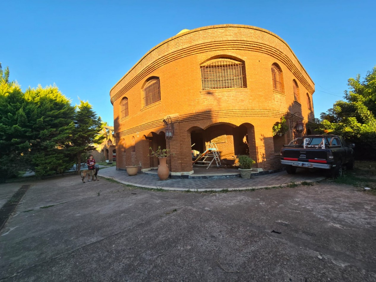 EXCELENTE CASA DE 5 AMB. PARQUE/ PISCINA/GARAGE P / 4 VEHICULOS