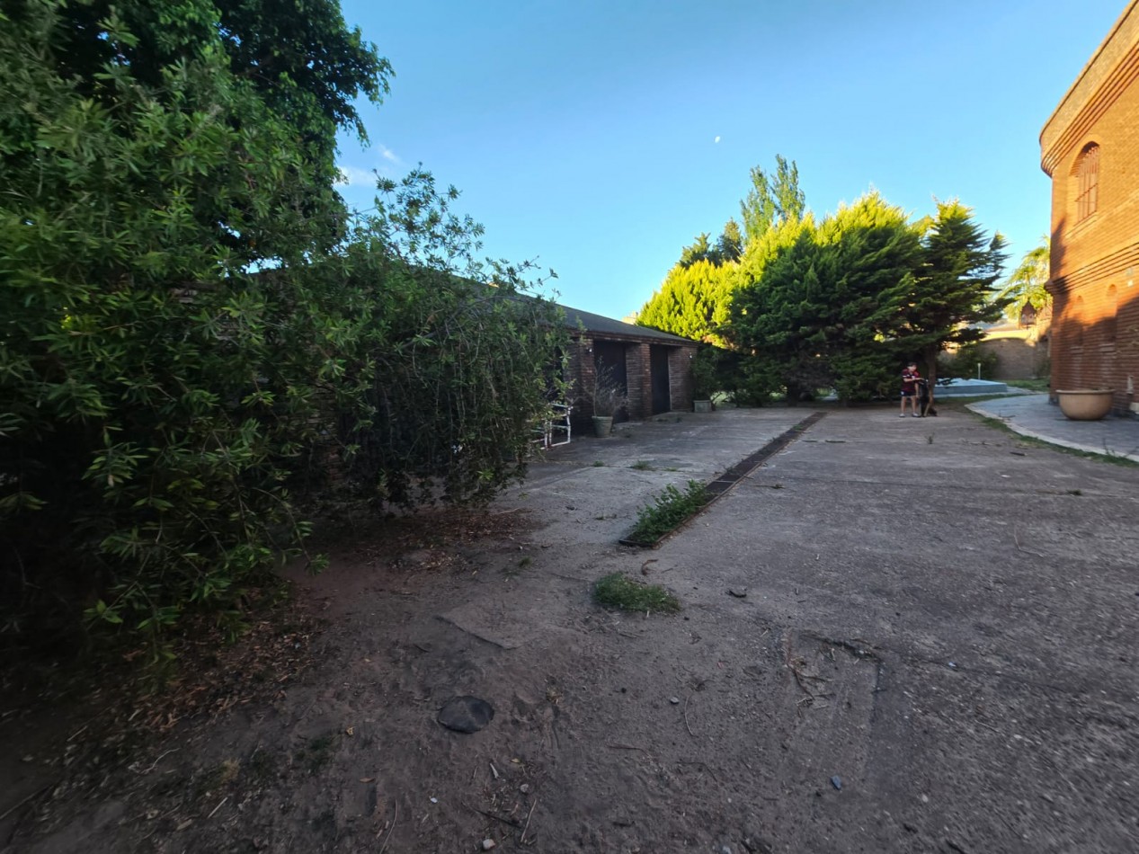 EXCELENTE CASA DE 5 AMB. PARQUE/ PISCINA/GARAGE P / 4 VEHICULOS