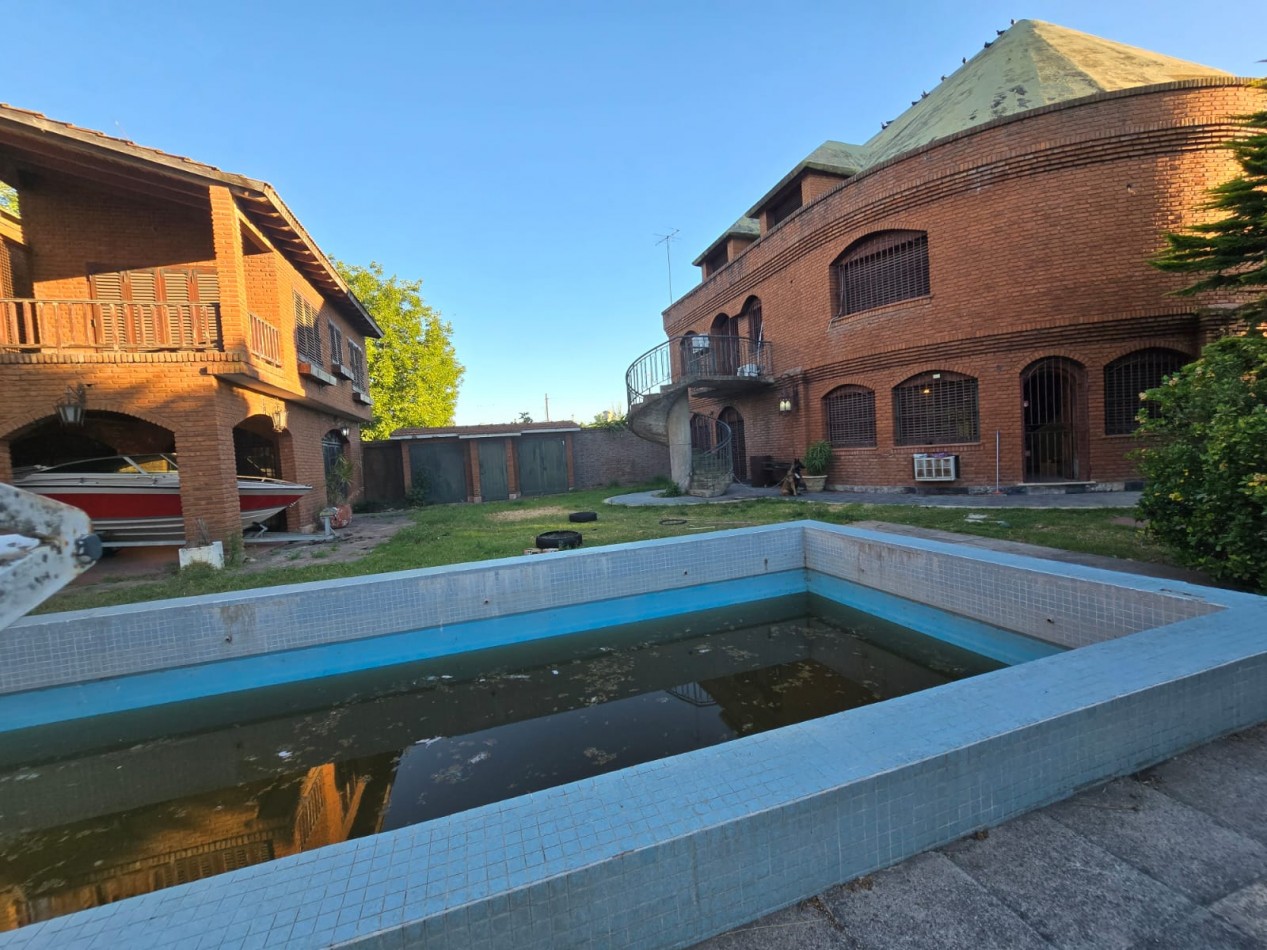 EXCELENTE CASA DE 5 AMB. PARQUE/ PISCINA/GARAGE P / 4 VEHICULOS