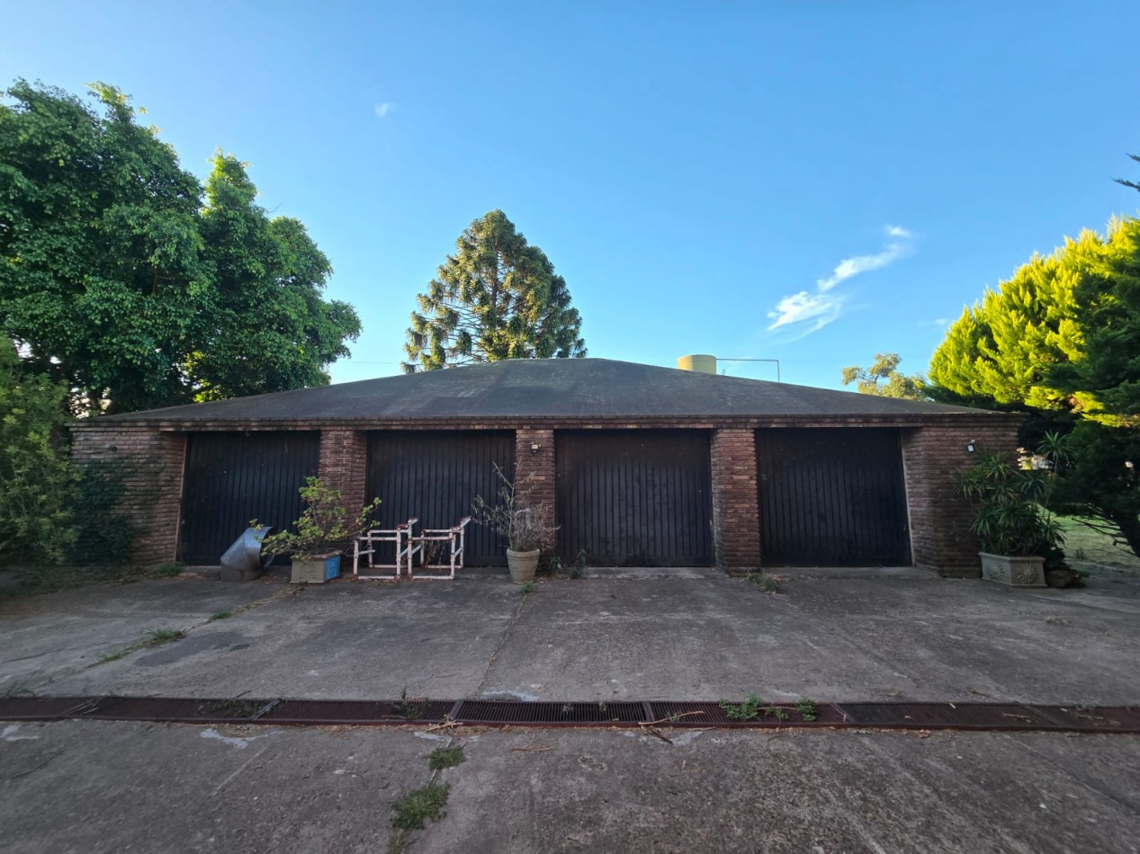 EXCELENTE CASA DE 5 AMB. PARQUE/ PISCINA/GARAGE P / 4 VEHICULOS