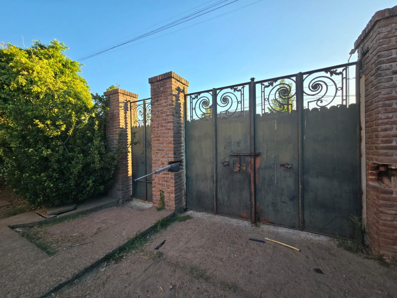 EXCELENTE CASA DE 5 AMB. PARQUE/ PISCINA/GARAGE P / 4 VEHICULOS