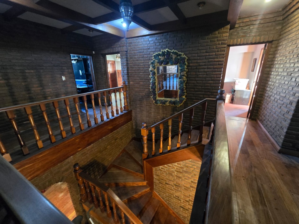 EXCELENTE CASA DE 5 AMB. PARQUE/ PISCINA/GARAGE P / 4 VEHICULOS