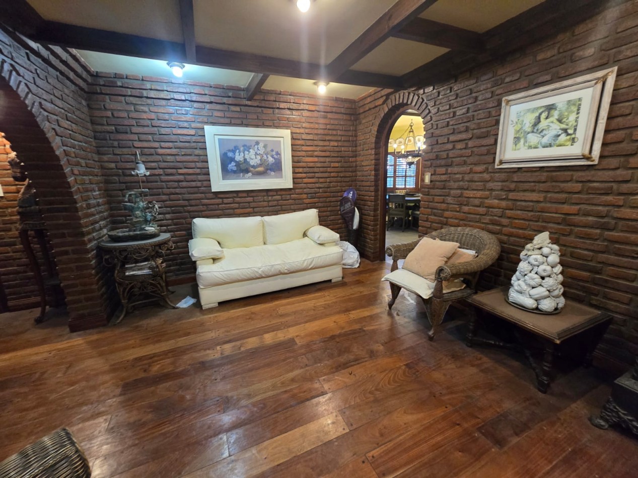 EXCELENTE CASA DE 5 AMB. PARQUE/ PISCINA/GARAGE P / 4 VEHICULOS