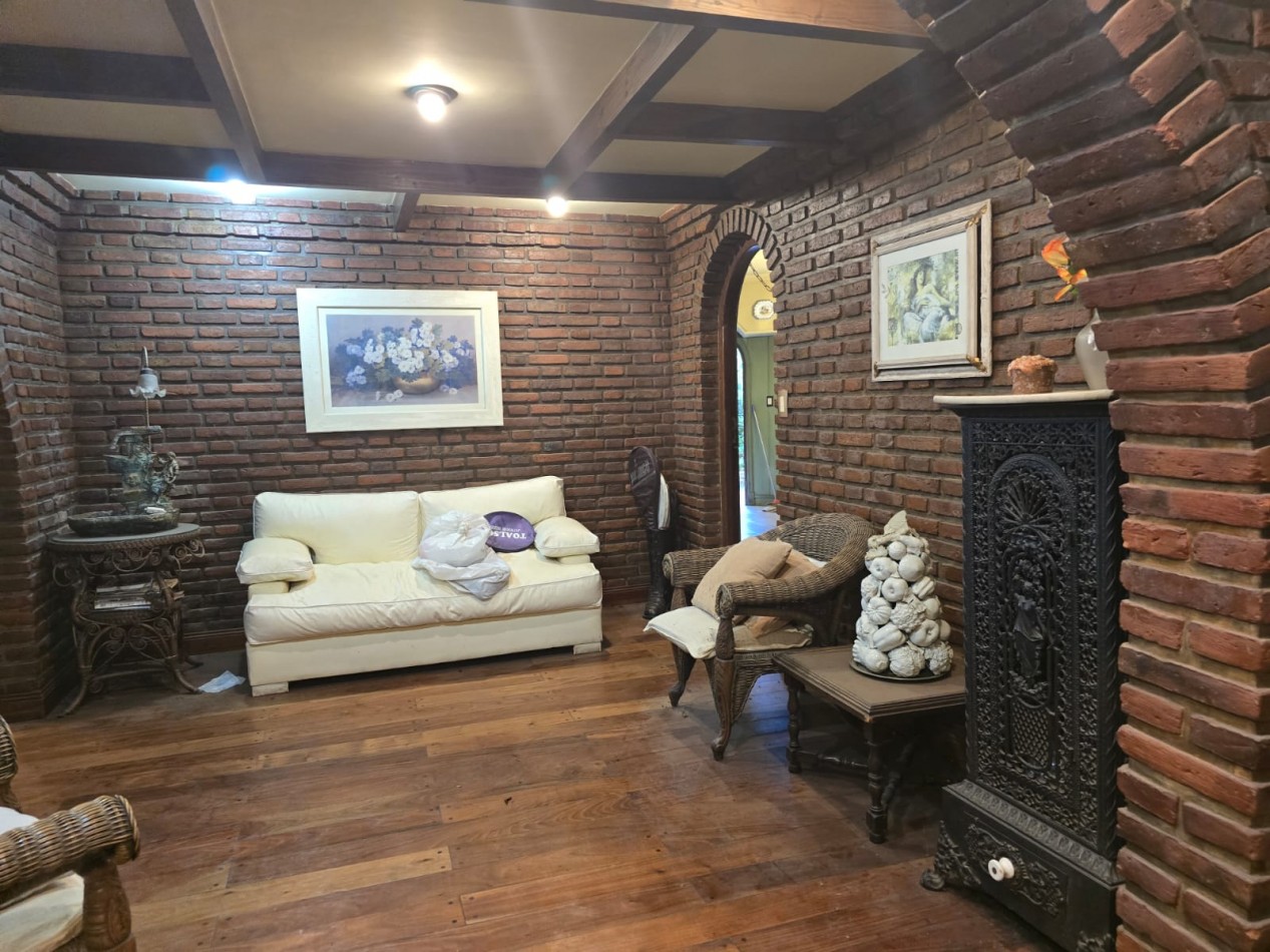 EXCELENTE CASA DE 5 AMB. PARQUE/ PISCINA/GARAGE P / 4 VEHICULOS