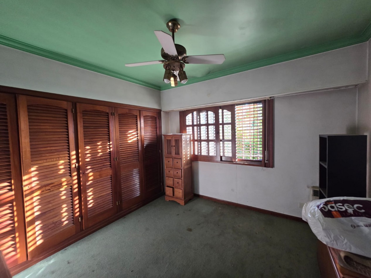 EXCELENTE CASA DE 5 AMB. PARQUE/ PISCINA/GARAGE P / 4 VEHICULOS