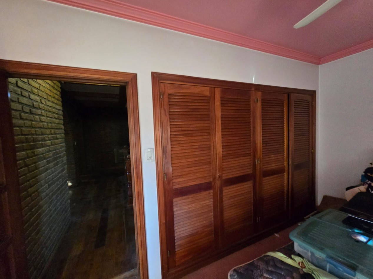 EXCELENTE CASA DE 5 AMB. PARQUE/ PISCINA/GARAGE P / 4 VEHICULOS