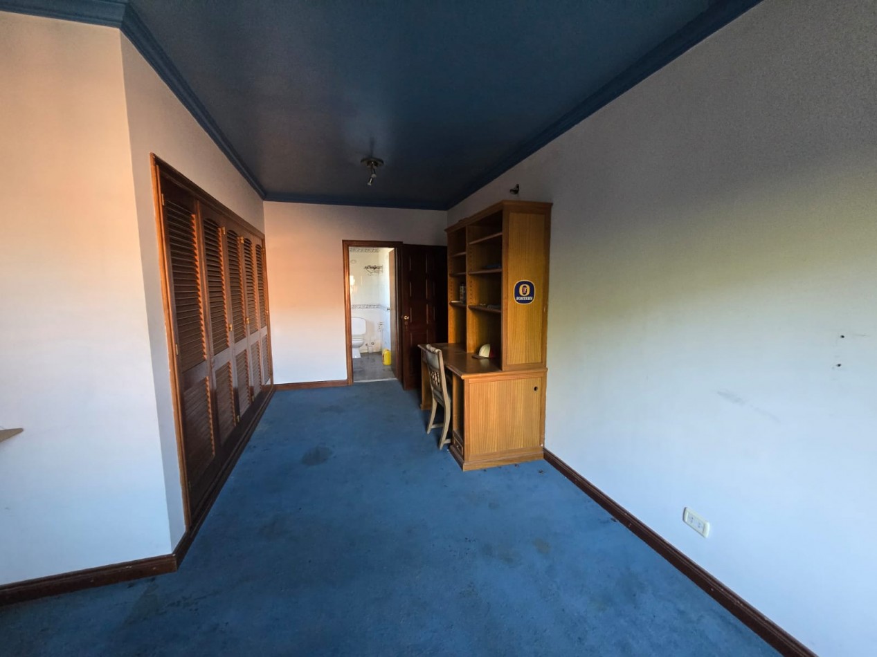 EXCELENTE CASA DE 5 AMB. PARQUE/ PISCINA/GARAGE P / 4 VEHICULOS