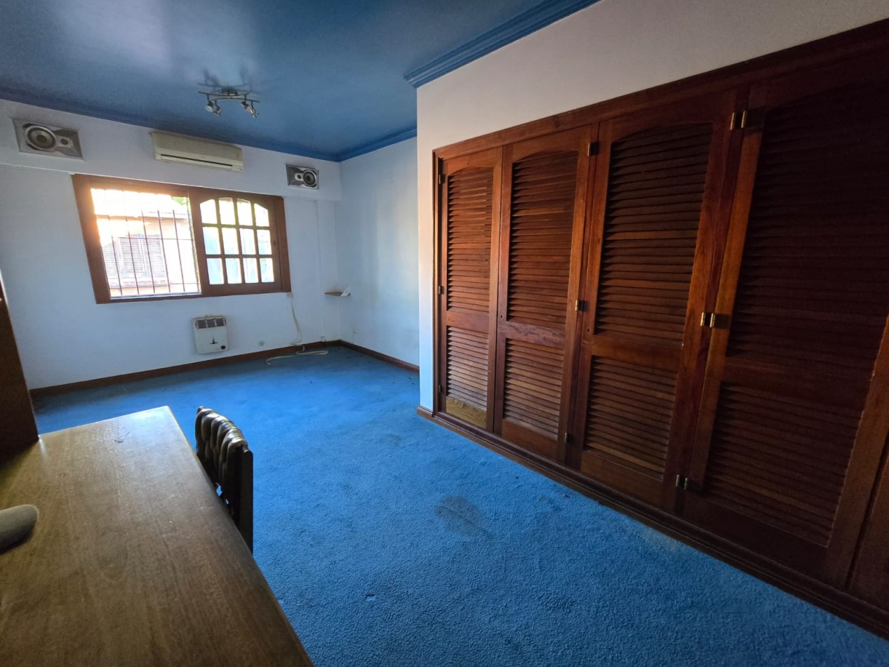 EXCELENTE CASA DE 5 AMB. PARQUE/ PISCINA/GARAGE P / 4 VEHICULOS