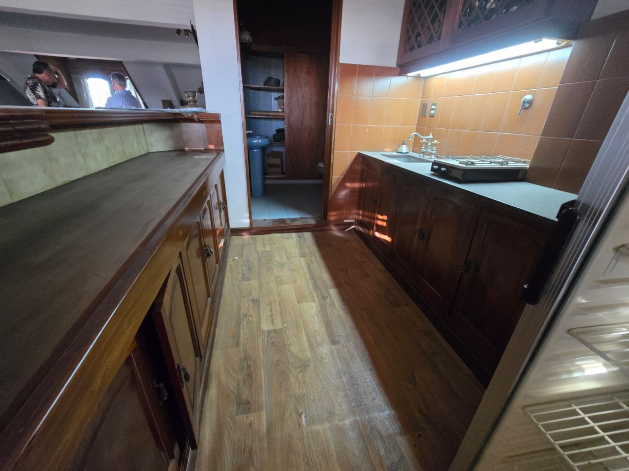 EXCELENTE CASA DE 5 AMB. PARQUE/ PISCINA/GARAGE P / 4 VEHICULOS