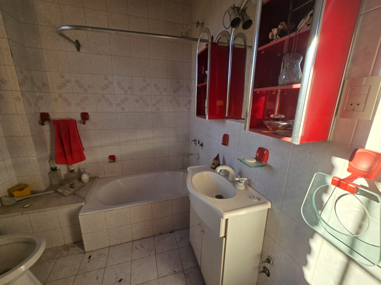 EXCELENTE CASA DE 5 AMB. PARQUE/ PISCINA/GARAGE P / 4 VEHICULOS
