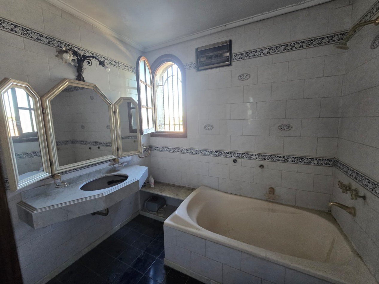 EXCELENTE CASA DE 5 AMB. PARQUE/ PISCINA/GARAGE P / 4 VEHICULOS