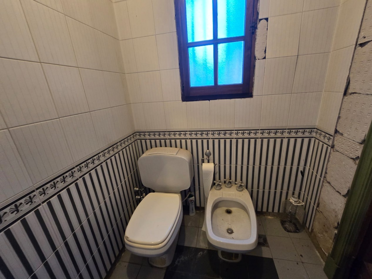 EXCELENTE CASA DE 5 AMB. PARQUE/ PISCINA/GARAGE P / 4 VEHICULOS