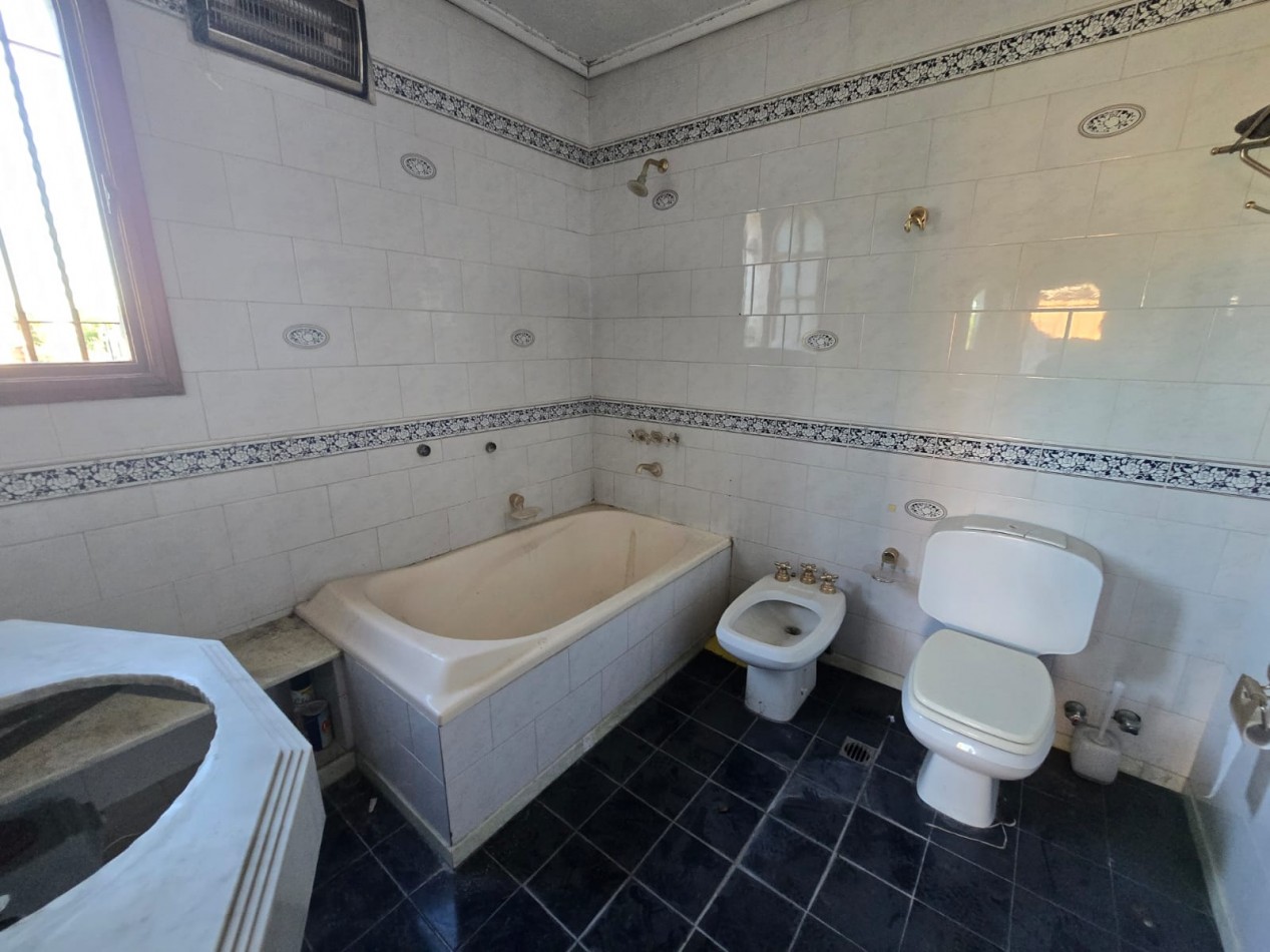 EXCELENTE CASA DE 5 AMB. PARQUE/ PISCINA/GARAGE P / 4 VEHICULOS