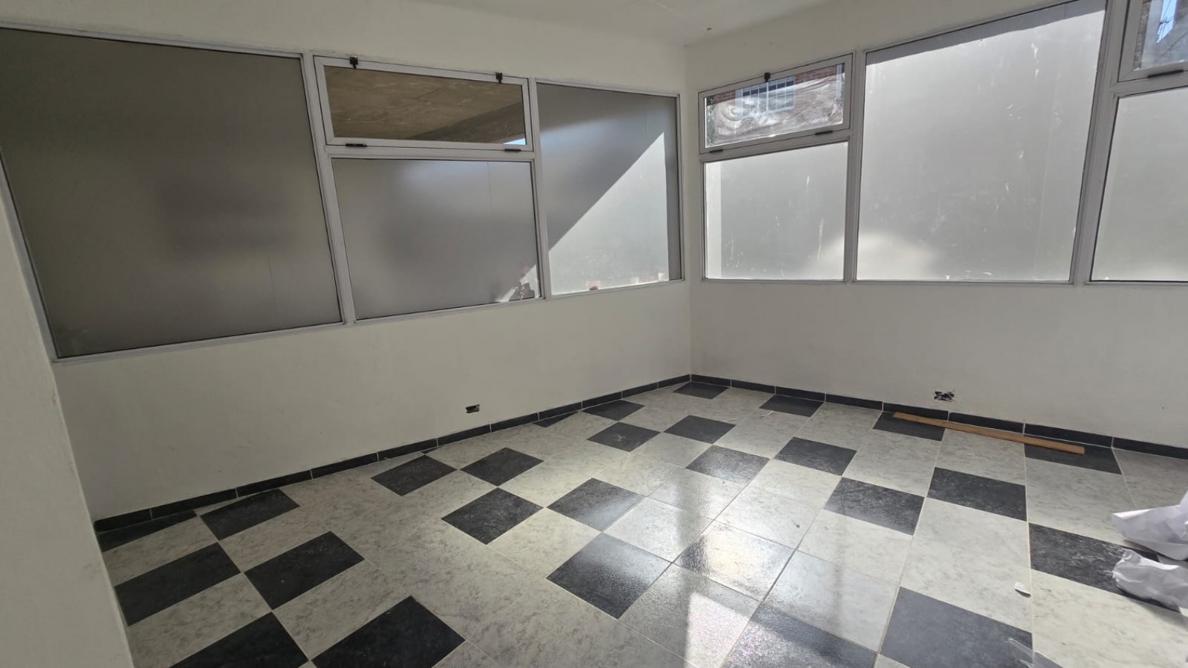  DOS LOCALES Y CASA DE 4 AMB. CON GARAGE VARIOS AUTOS