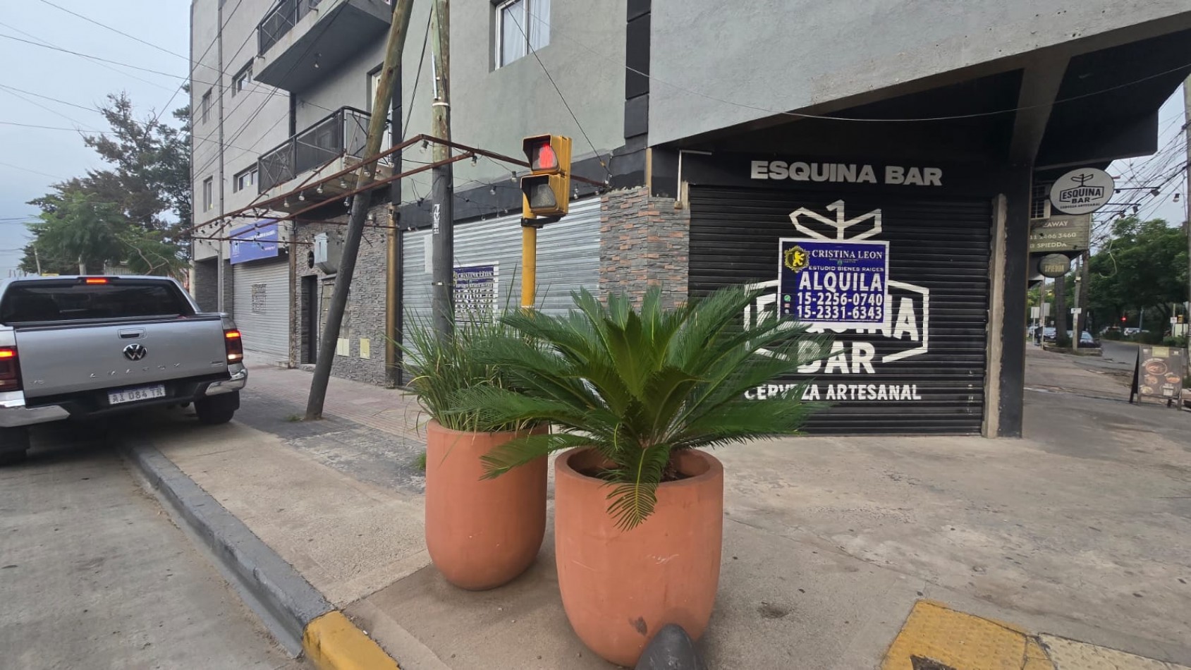 LOCAL 90 M2.  ESQUINA 