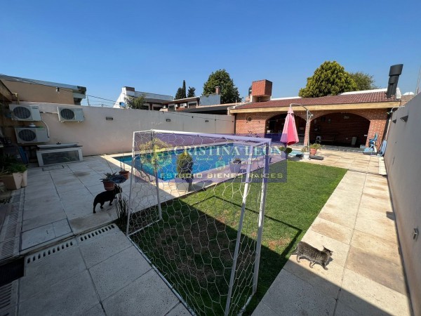 RETASADA!!! IMPORTANTE PROPIEDAD DE 4 AMBIENTES C/ PISCINA