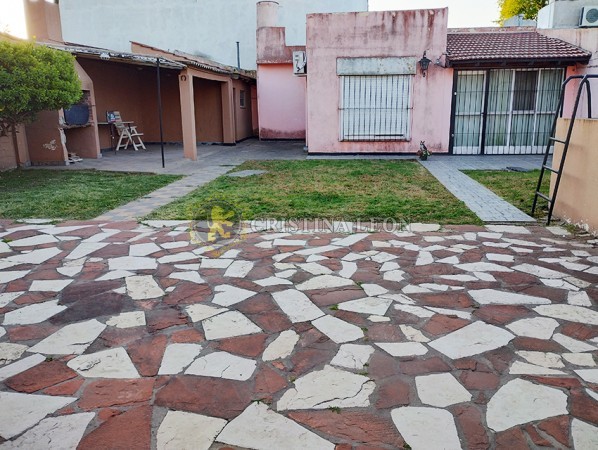 CASA AMERICANA 3 AMB. C/ LOCAL Y P.H AL FONDO