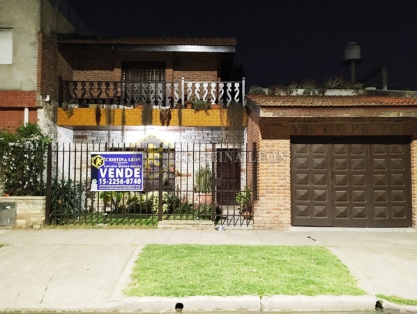 OPORTUNIDAD !! PROPIEDAD 2 PLANTAS/ 5 AMB. GARAGE/ TERRAZA/ PARQUE