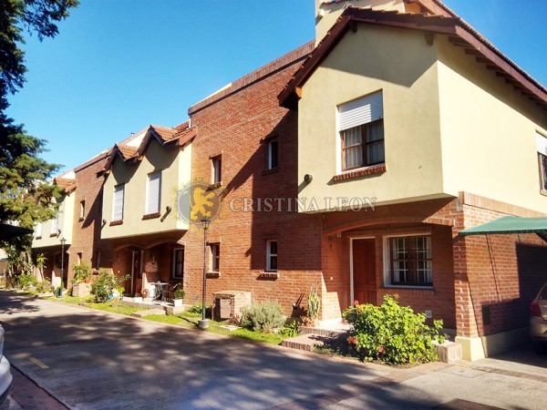 TRIPLEX DE 3 AMB. C/ COCHERA (COMPLEJO CERRADO VILLAGE II)
