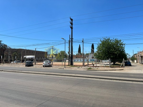 LOTE 1800 M2.C/ GALPON DE 300 M2. S/ RUTA NAC. 8 (SALIDA A TRES CALLES)