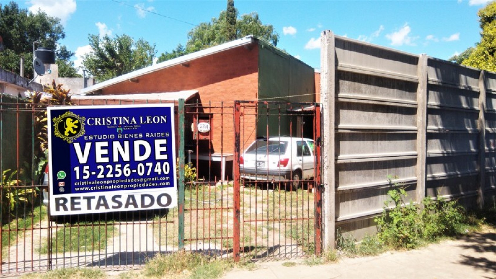 OPORTUNIDAD!! CHALET 4 AMB. C/COCHERA Y JARDIN.