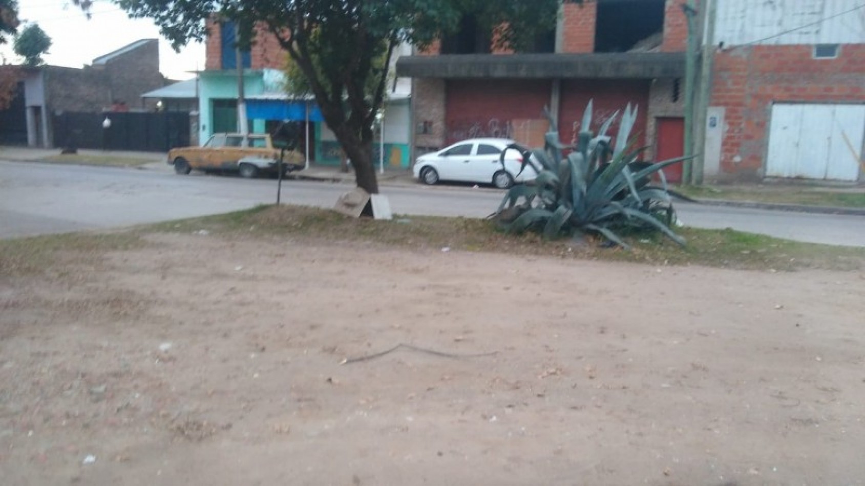 CASA 4 AMB. C/COCHERA Y JARDIN. (LOS POLVORINES)