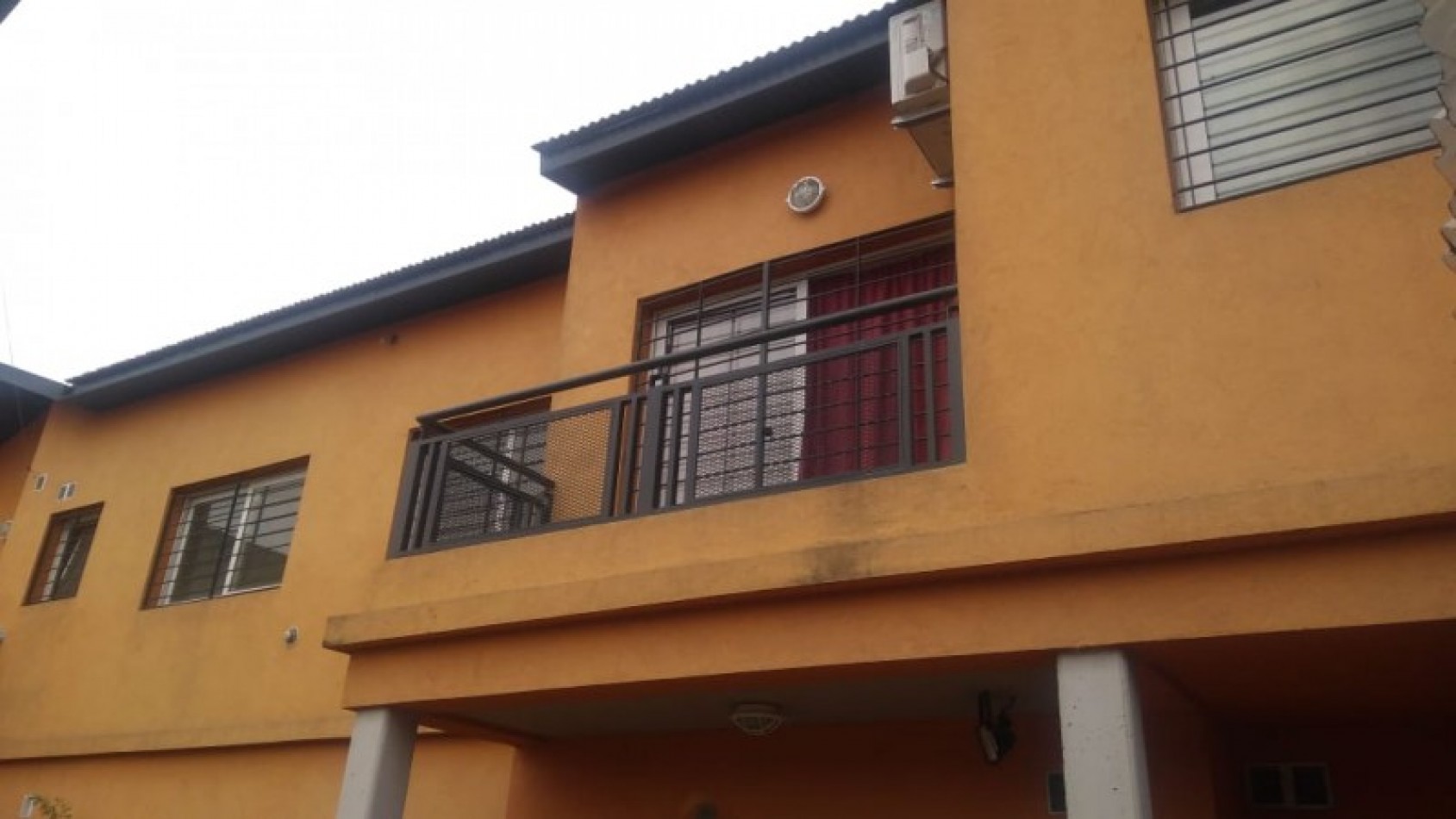 DEPARTAMENTO 3 AMB. PLANTA BAJA C/JARDIN Y COCHERA (COMPLEJO CERRADO)