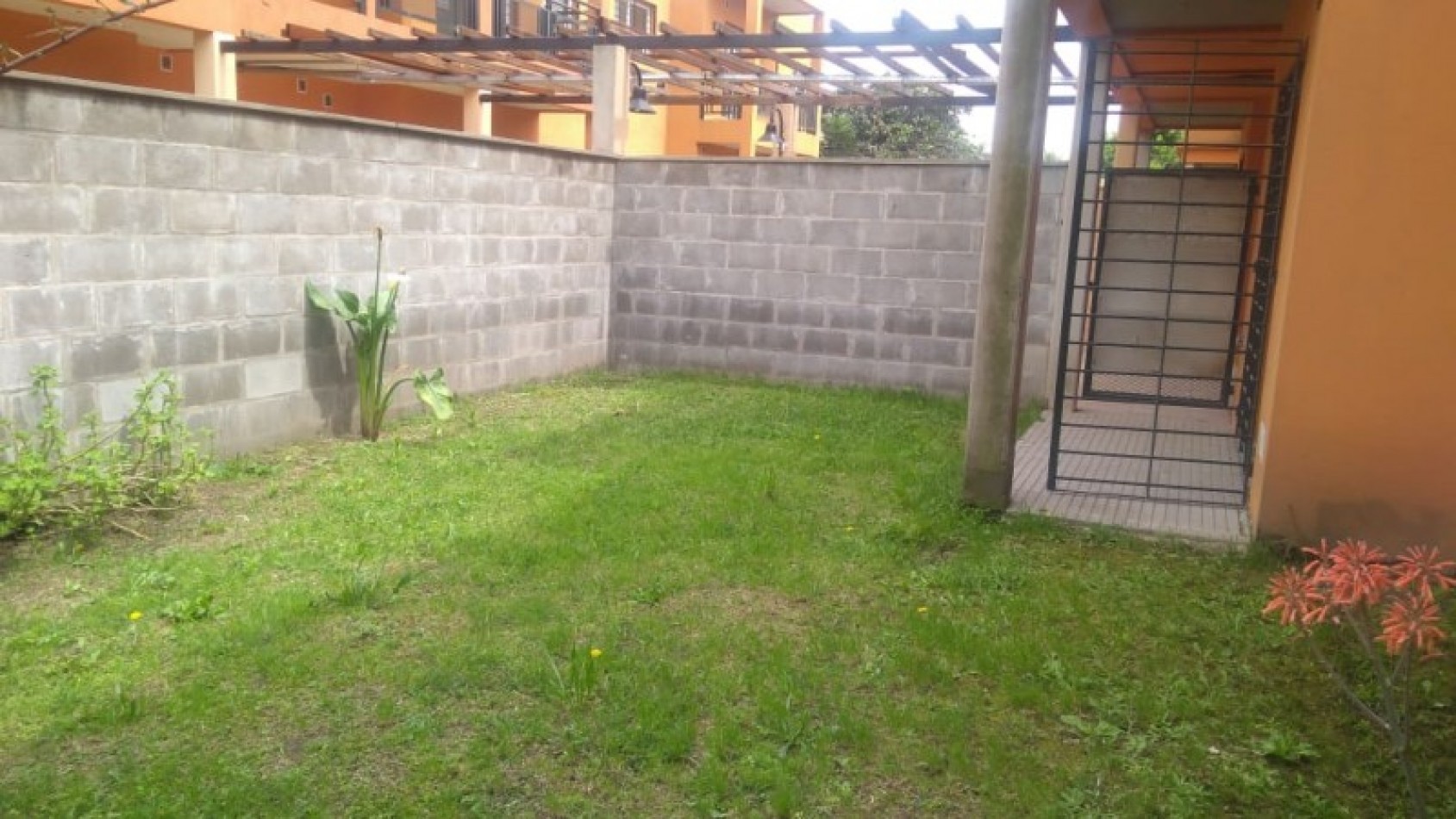 DEPARTAMENTO 3 AMB. PLANTA BAJA C/JARDIN Y COCHERA (COMPLEJO CERRADO)