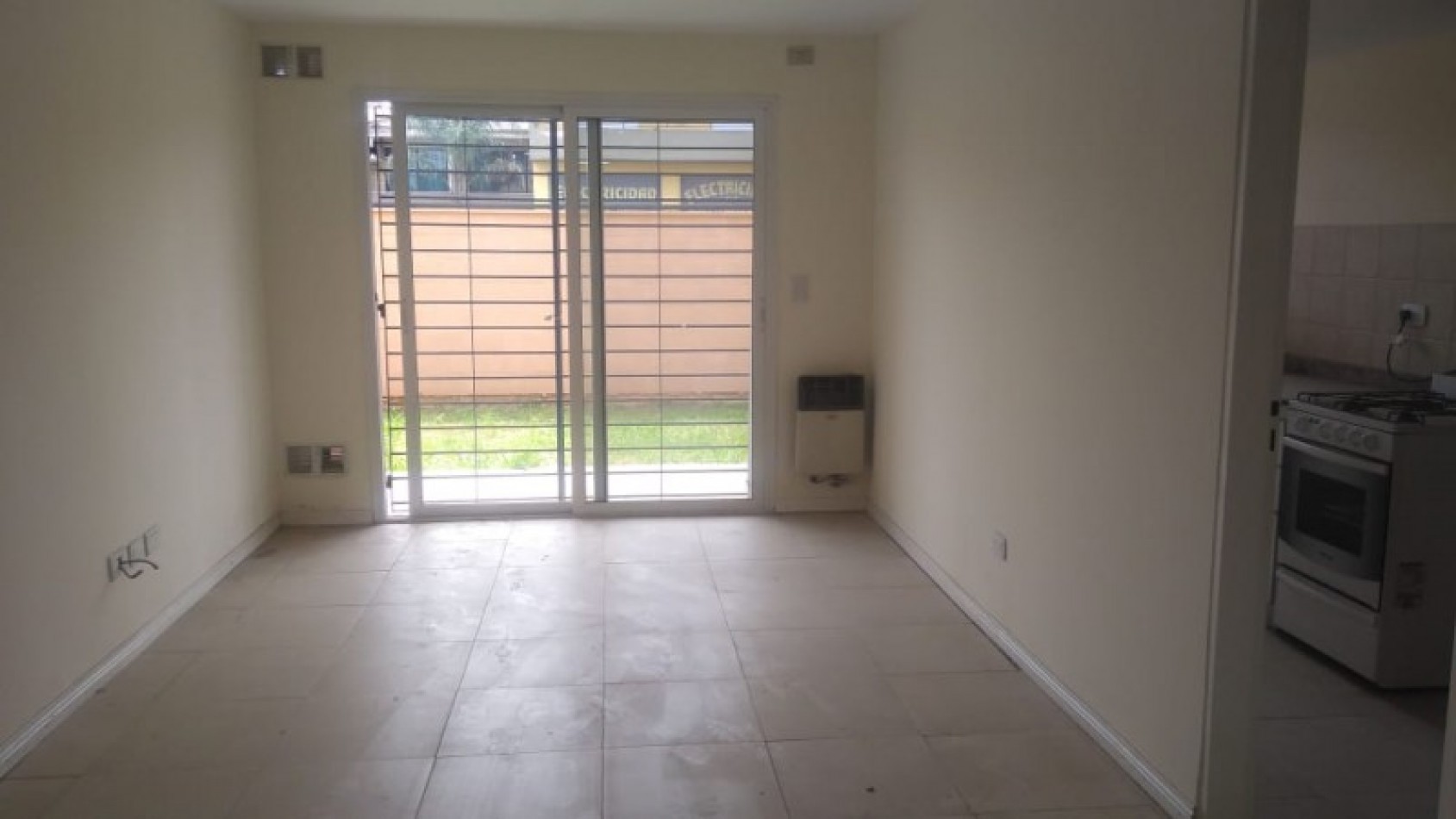 DEPARTAMENTO 3 AMB. PLANTA BAJA C/JARDIN Y COCHERA (COMPLEJO CERRADO)