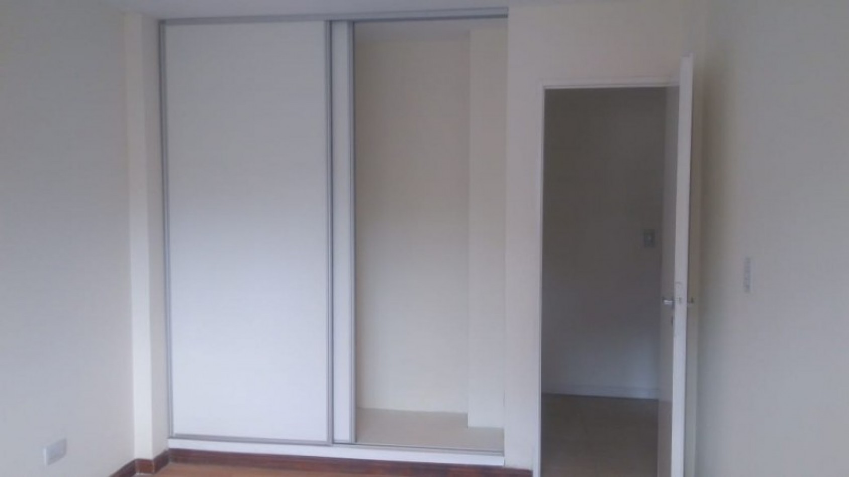 DEPARTAMENTO 3 AMB. PLANTA BAJA C/JARDIN Y COCHERA (COMPLEJO CERRADO)