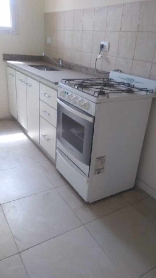 DEPARTAMENTO 3 AMB. PLANTA BAJA C/JARDIN Y COCHERA (COMPLEJO CERRADO)