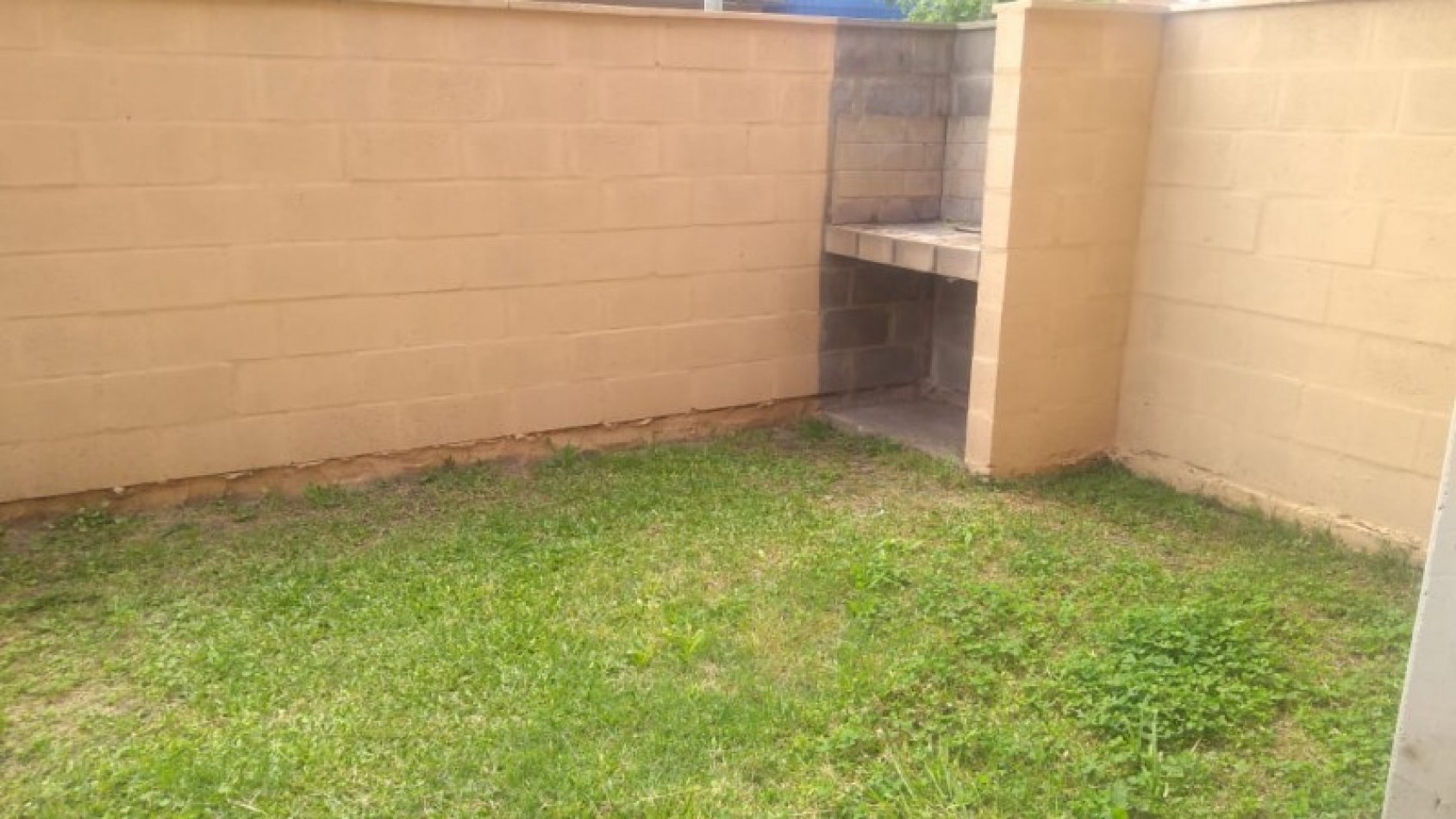DEPARTAMENTO 3 AMB. PLANTA BAJA C/JARDIN Y COCHERA (COMPLEJO CERRADO)
