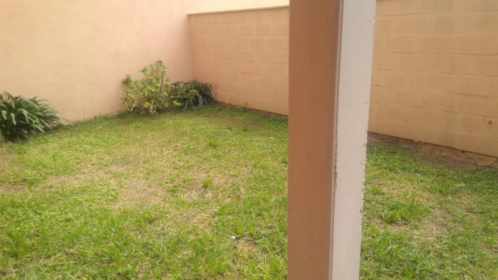 DEPARTAMENTO 3 AMB. PLANTA BAJA C/JARDIN Y COCHERA (COMPLEJO CERRADO)