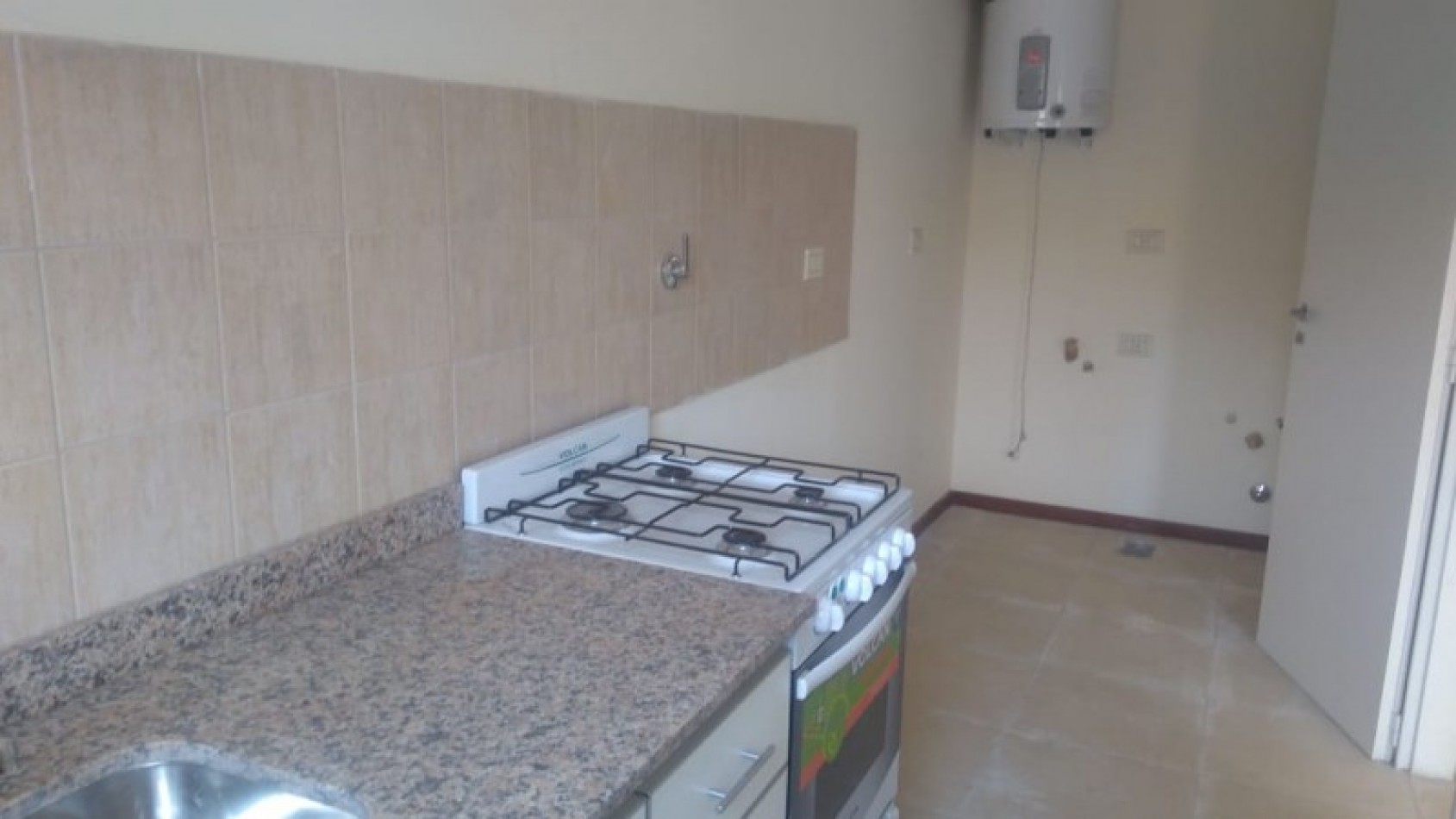 DEPARTAMENTO 3 AMB. PLANTA BAJA C/JARDIN Y COCHERA (COMPLEJO CERRADO)