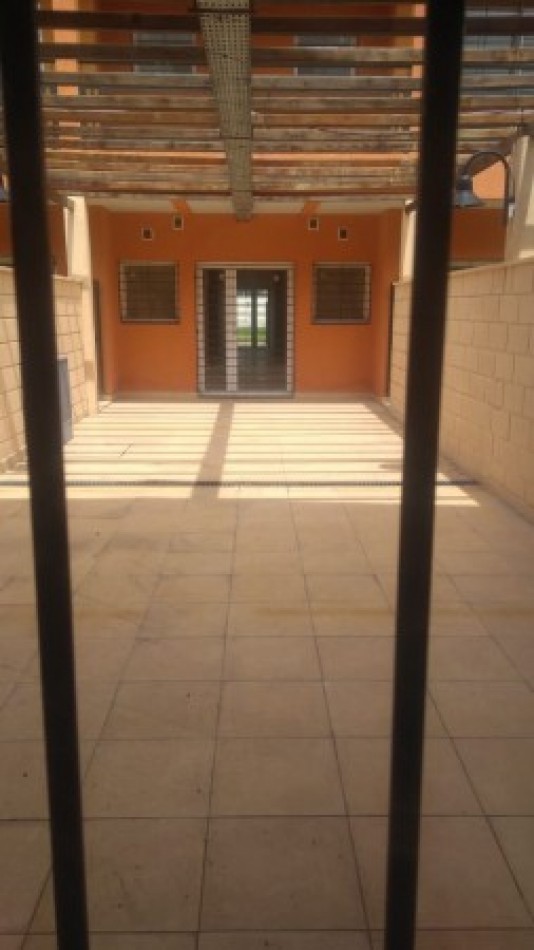 DEPARTAMENTO 3 AMB. PLANTA BAJA C/JARDIN Y COCHERA (COMPLEJO CERRADO)