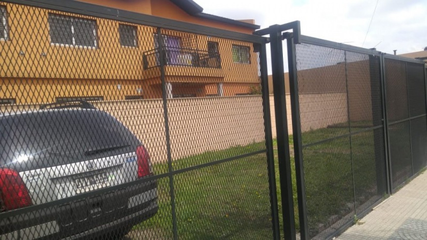 DEPARTAMENTO 3 AMB. PLANTA BAJA C/JARDIN Y COCHERA (COMPLEJO CERRADO)