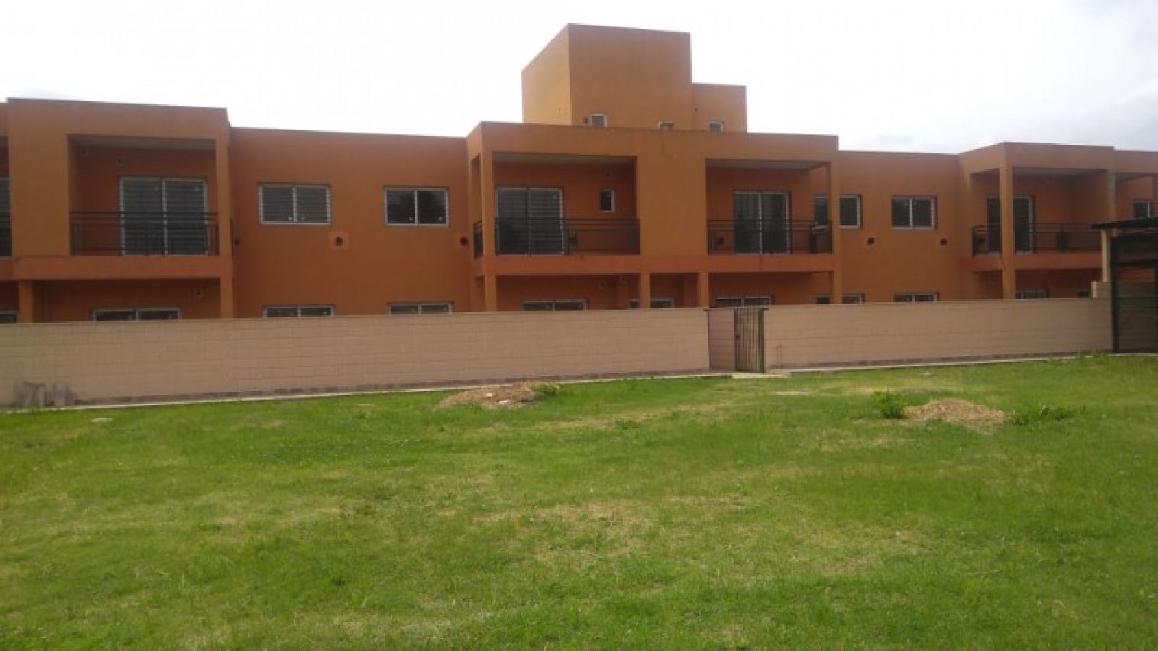 DEPARTAMENTO 3 AMB. PLANTA BAJA C/JARDIN Y COCHERA (COMPLEJO CERRADO)