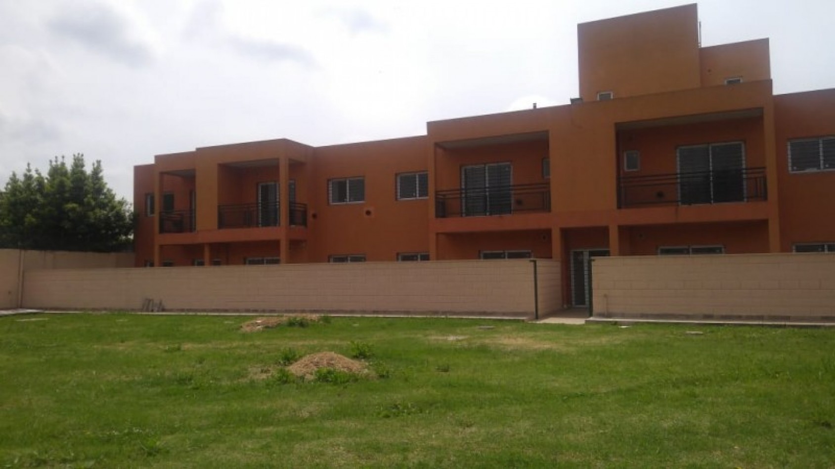 DEPARTAMENTO 3 AMB. PLANTA BAJA C/JARDIN Y COCHERA (COMPLEJO CERRADO)